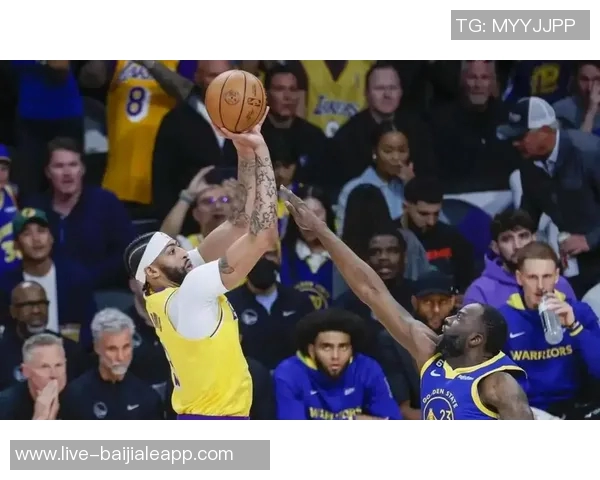 全场三分球命中19次雷迪克称赞球队配合与战术执行出色